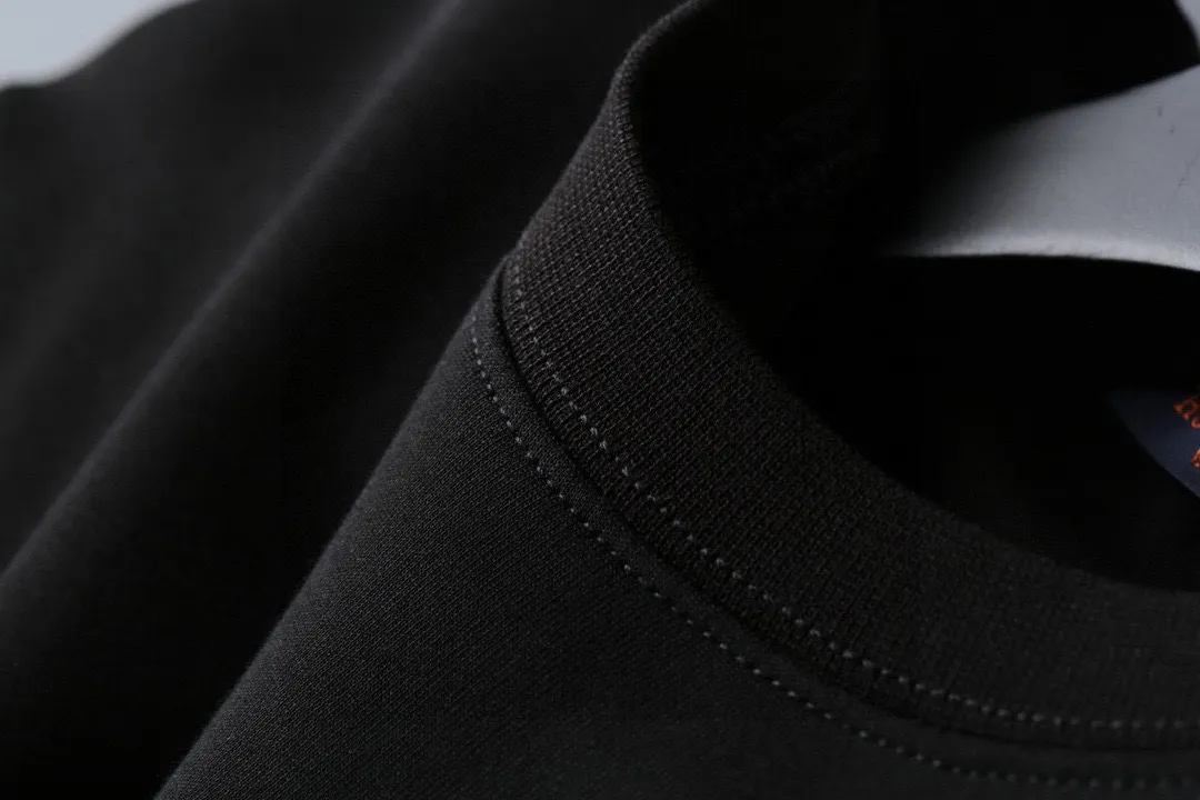 🅿️220 brand [LV Louis Vuitton] (good news for fat people) 2025ss autumn latest long-sleeved round-neck sweatshirt, on sale simultaneously on the official website. Refreshing and breathable. Made of top Tencel Roman. Comfortable and soft. 3D three-dimensional clarity. Super fashion sense. Great for gifting and keeping for yourself. Size: M-5XL (can wear up to 220 pounds)